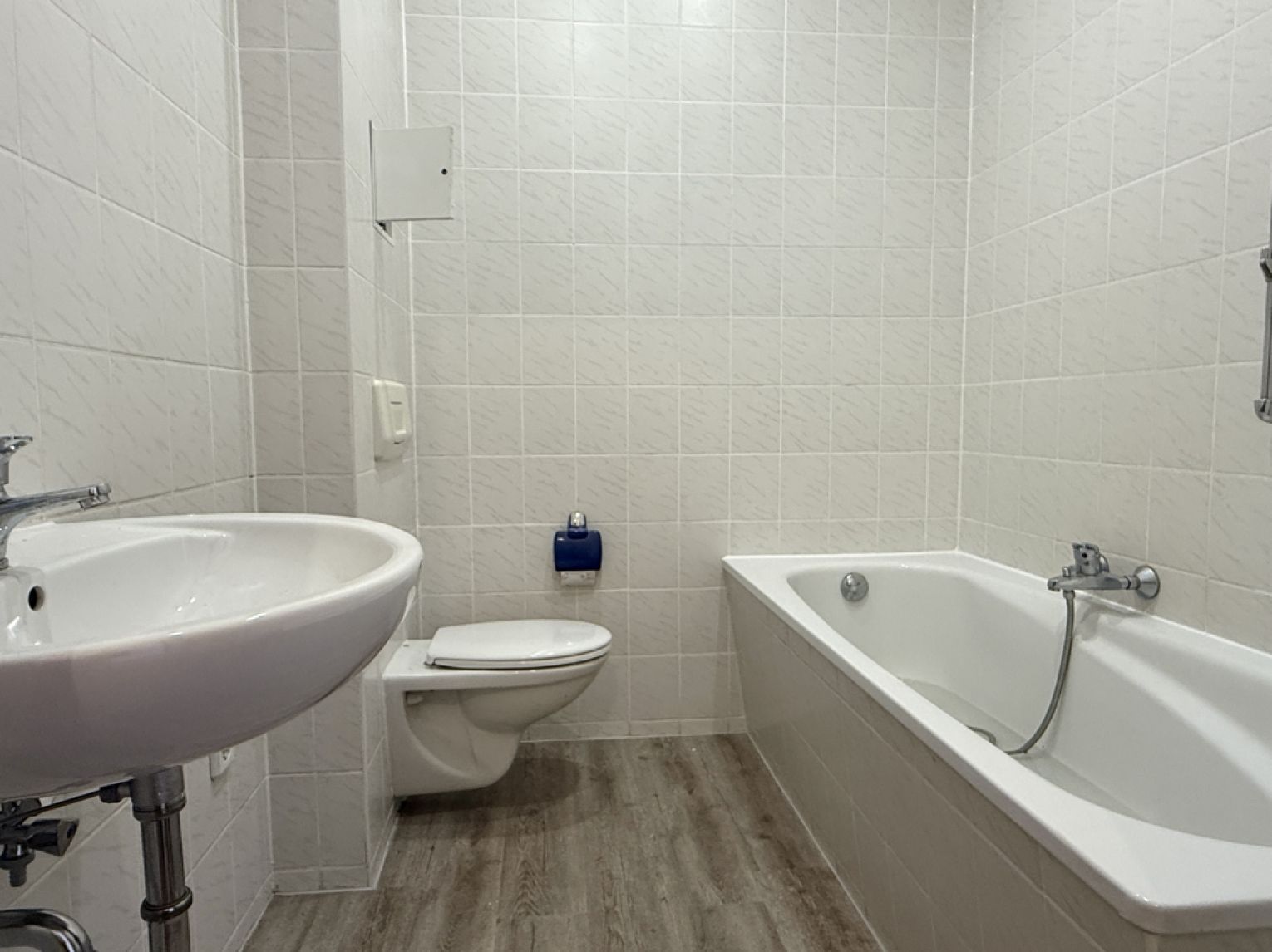 3-Raum Wohnung • frisch renoviert • Bad mit Wanne • Stellplatz • Dachschrägen • Termin vereinbaren?