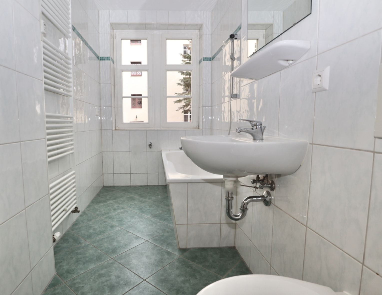 2-Raum Wohnung • Balkon • Tageslichtbad mit Wanne • neuer Boden• ruhige Lage • Gablenz