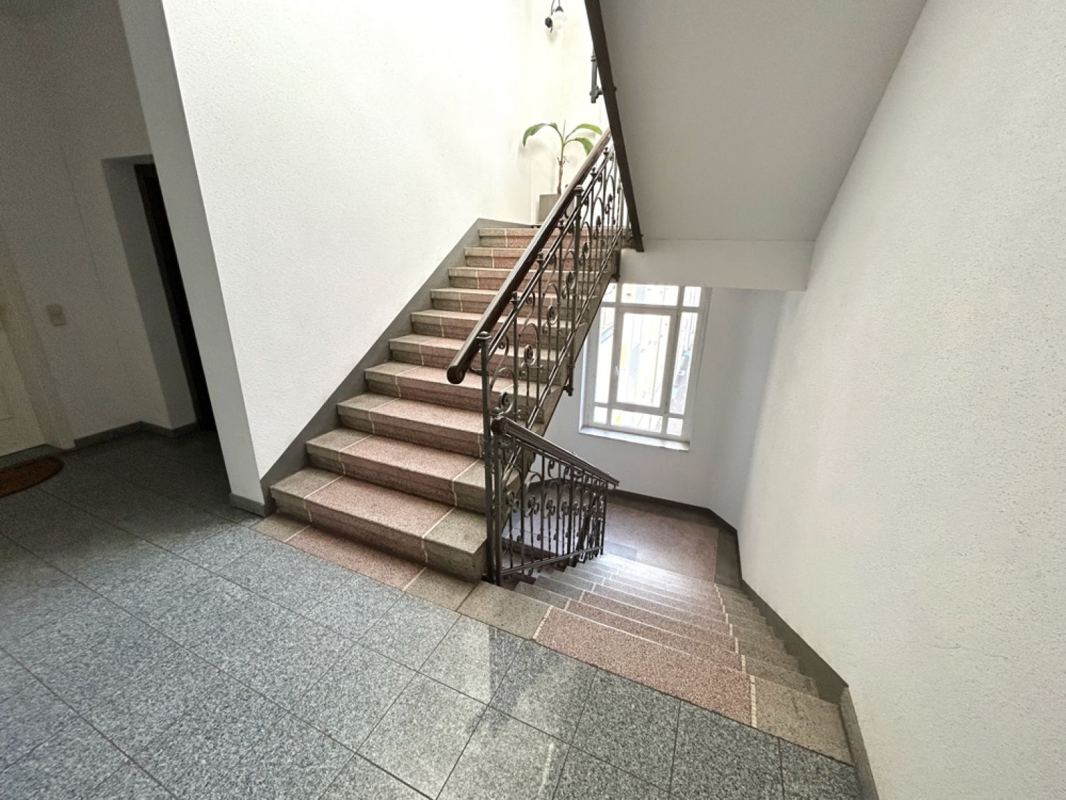 Kapitalanlage • 2-Zimmer • vermietet • begehrte Lage • Aufzug • jetzt sicher Geld anlegen