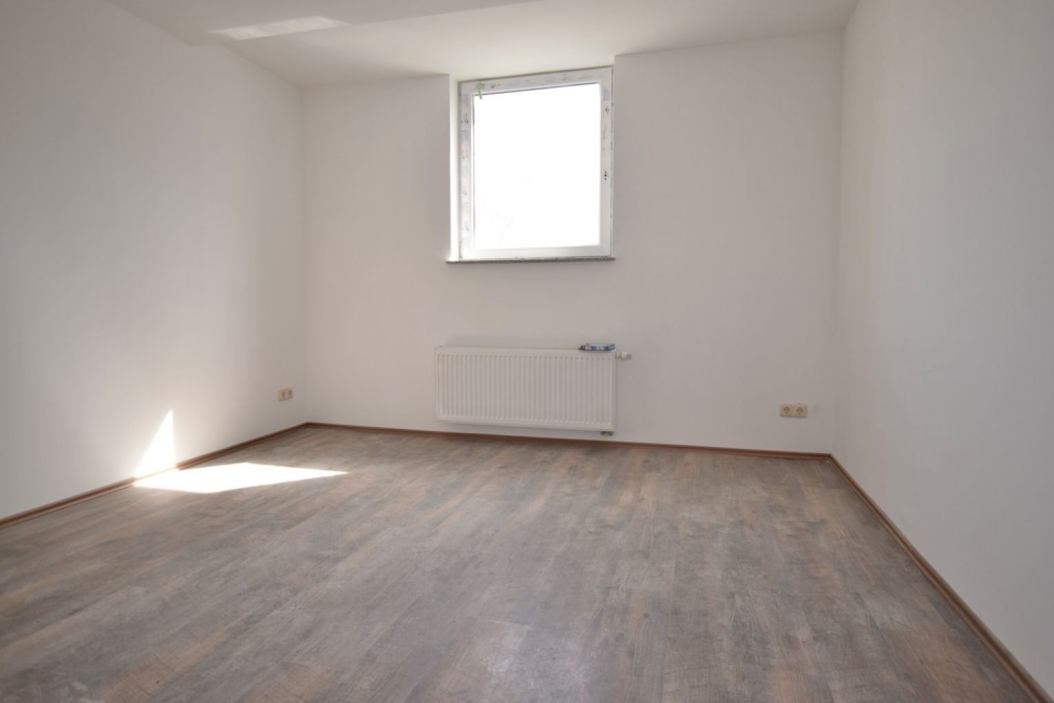 4 Zimmer • Bad mit Fenster, Dusche und Wanne • Dachgeschoss • Laminat • mit Balken • zentrumsnah