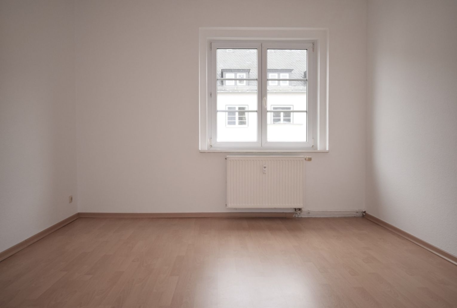 Tageslichtbad mit Wanne • Balkon • renoviert • 2 Raum • Sonnig • Einbauküche • Besichtigungstermin!?