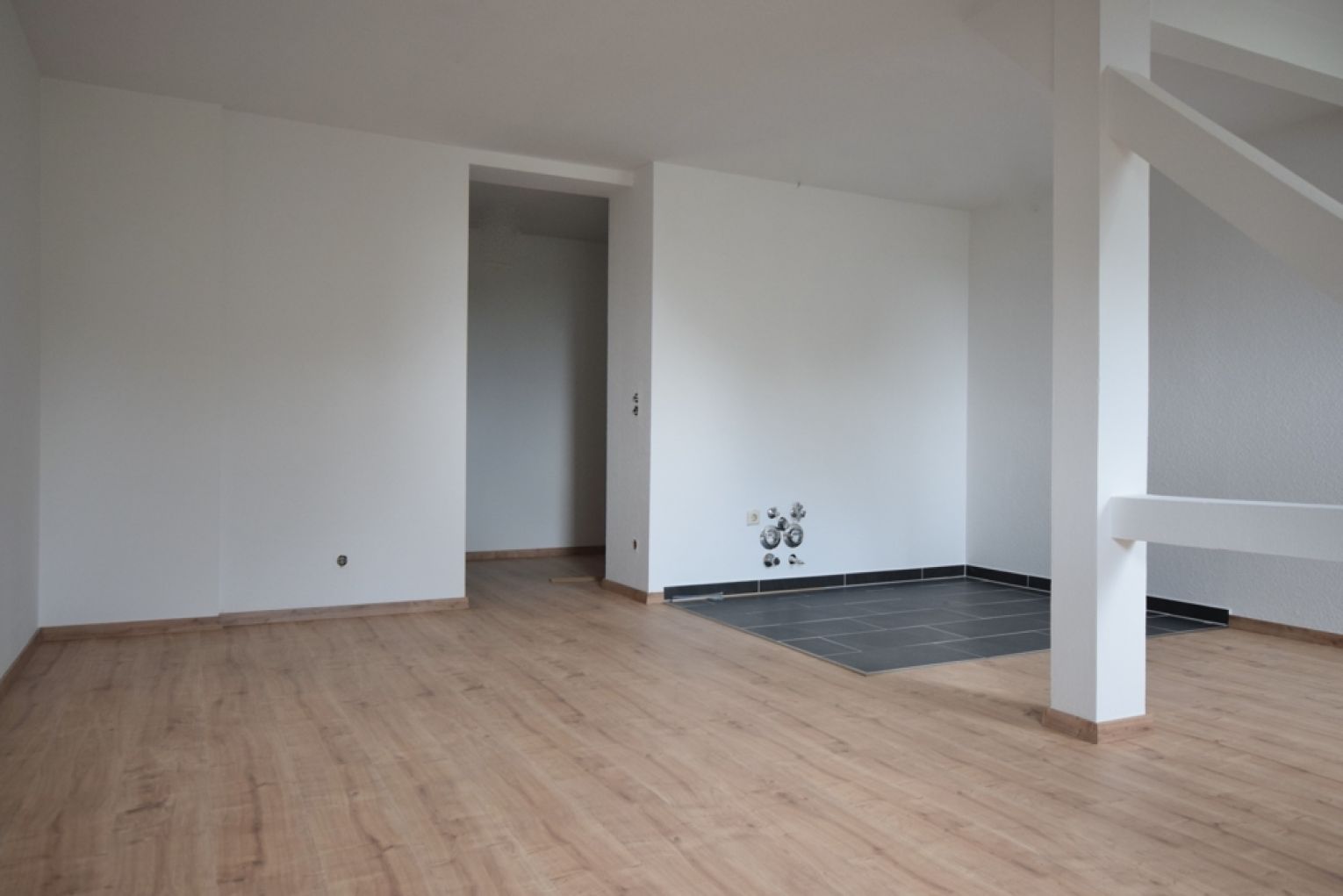 Dachgeschoss • Kaßberg • 2 Raum Apartment • Bad mit Dusche • neues Laminat • Einbauküche • Kaßberg
