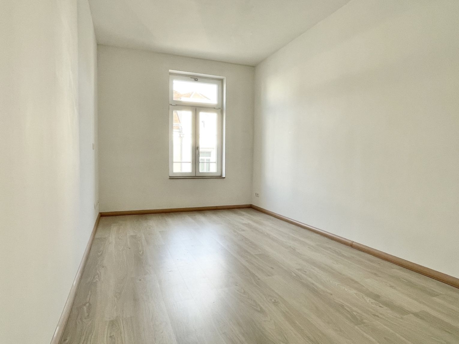 3 Zimmer • modernes Bad mit Wanne und Dusche • Laminat • tolle Ausstattung • stilvolles Haus • Miete