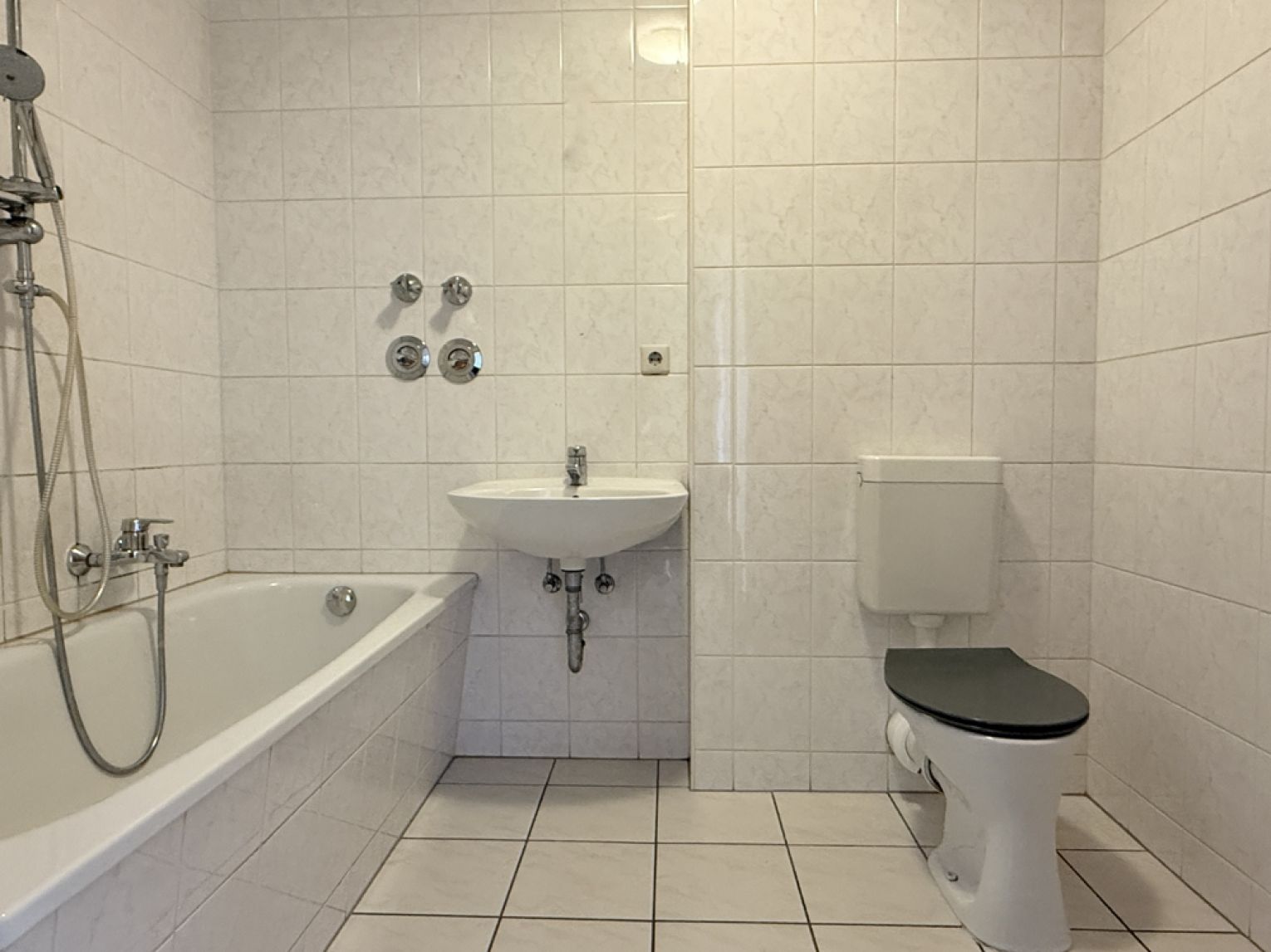 3-Raum • Sonnenbalkon • Parkett • Einbauküche möglich • Stellplatz • RARITÄT  Schnell sein !