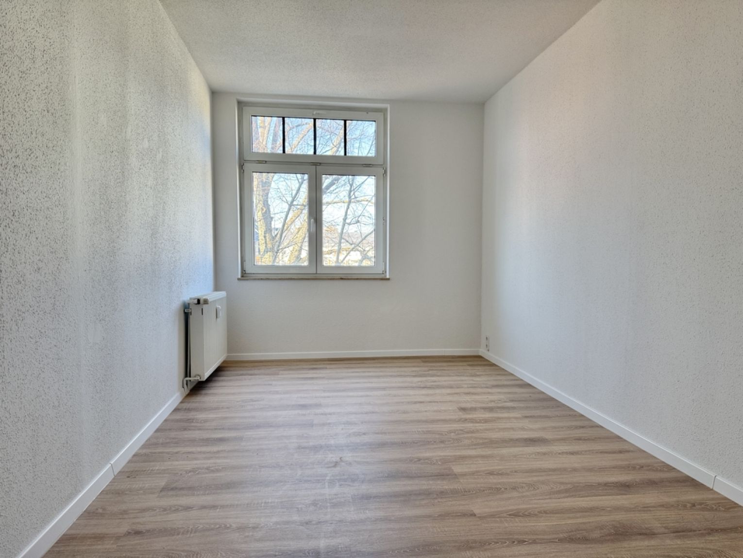 3-Raum Wohnung • frisch renoviert • Bad mit Wanne • Stellplatz • Dachschrägen • Termin vereinbaren?