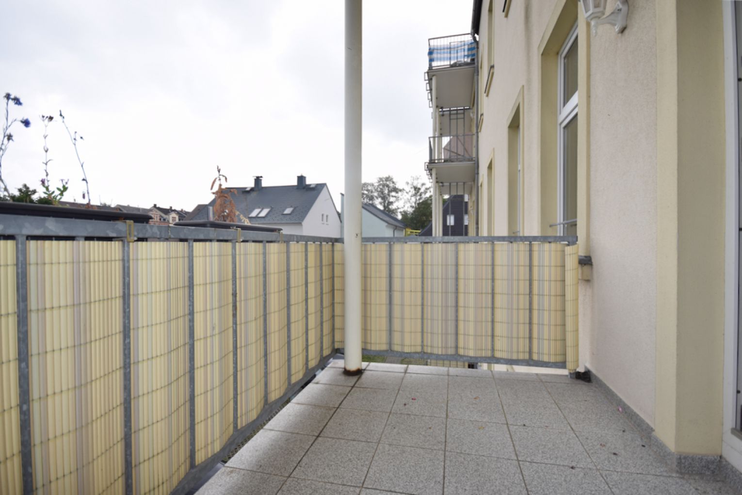 2 Zimmer • großzügig • Balkon • Tageslichtbad mit Wanne • Stellplatz • zentrale Lage • Wohnküche