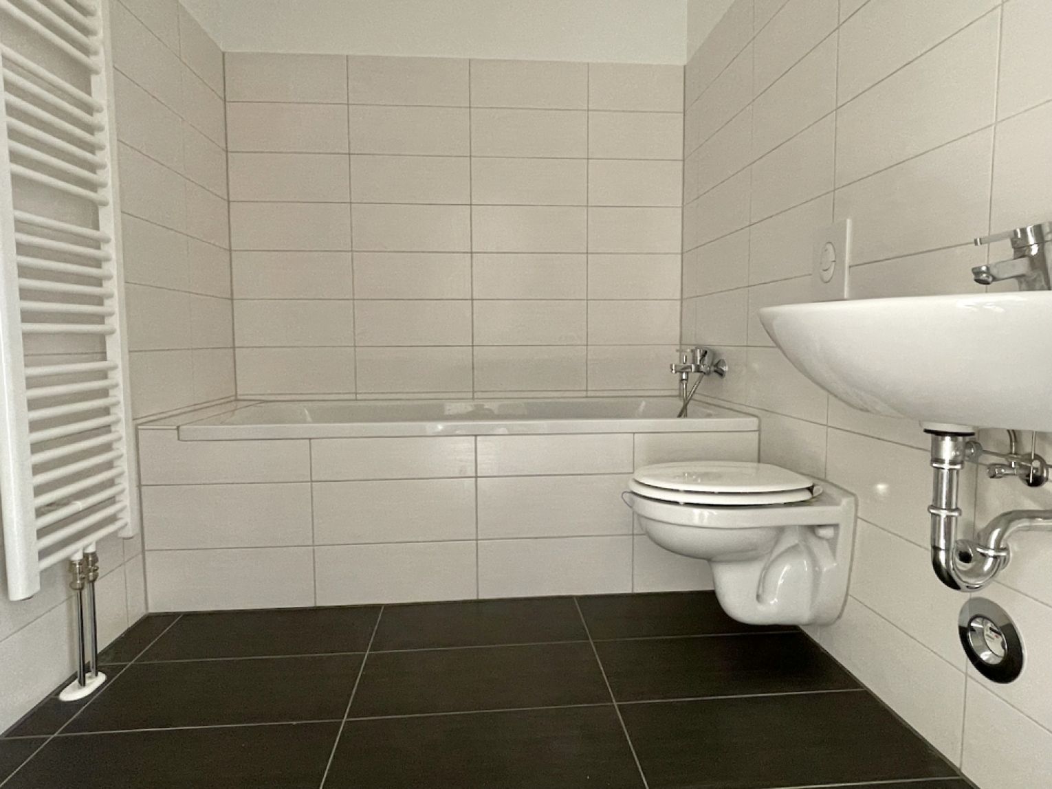 moderne offene Küche • großer Balkon • tolle Hausgemeinschaft • Grill und Kinderecke • Stellplatz