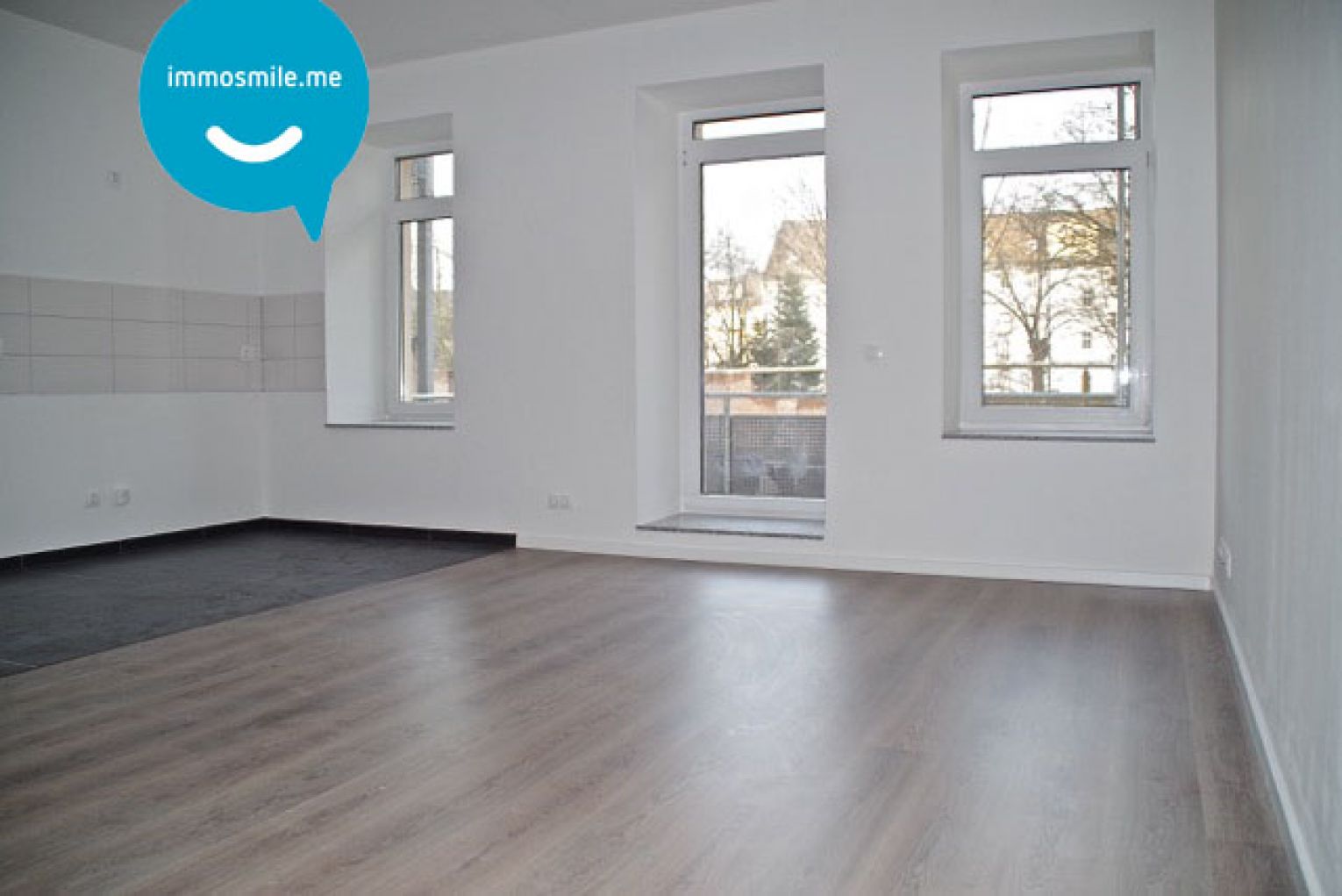 4 Zimmer • Fussbodenheizung • 2 Bäder • Balkon • schickes Laminat • Stellplatz • offene Küche • TOP!