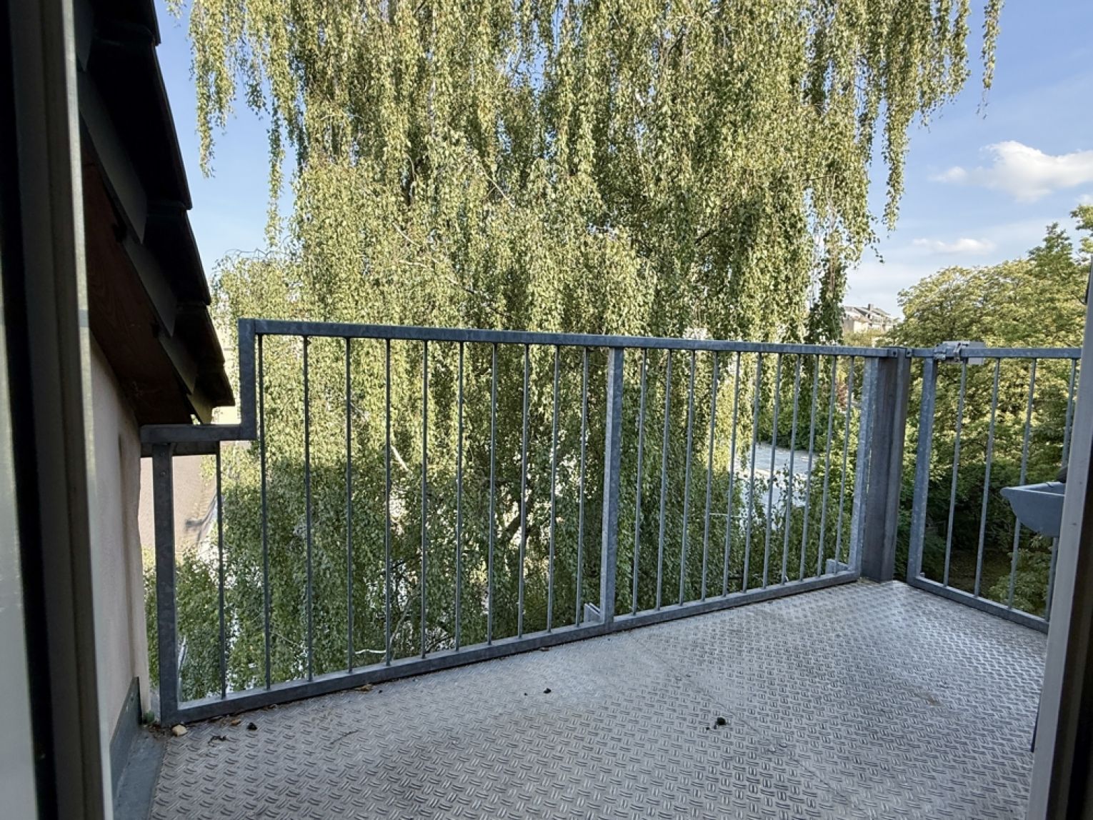 3 Zimmer • Kassberg • Balkon • schickes Laminat • Bad mit Wanne • Dachgeschoss • mal Anschauen !?