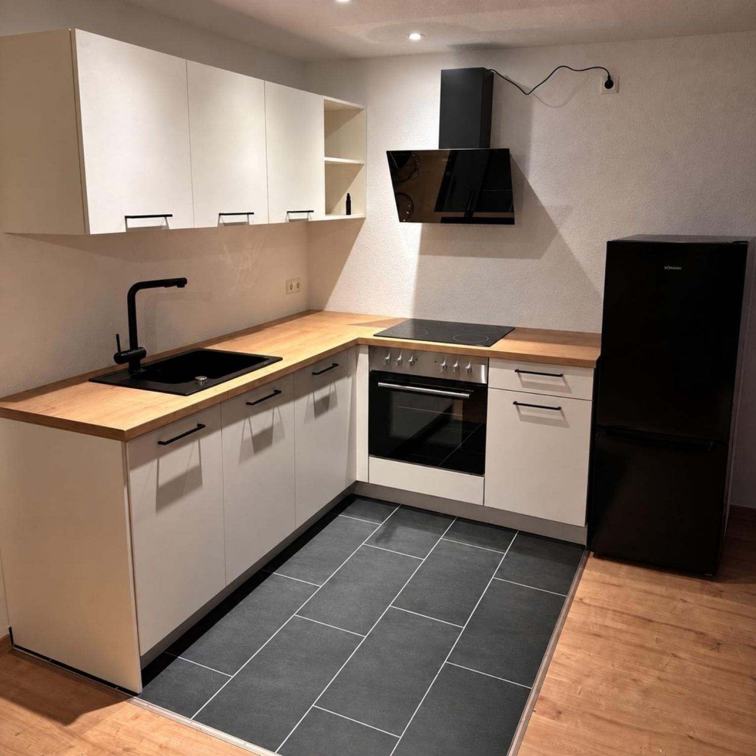 Dachgeschoss • Kaßberg • 2 Raum Apartment • Bad mit Dusche • neues Laminat • Einbauküche • Kaßberg