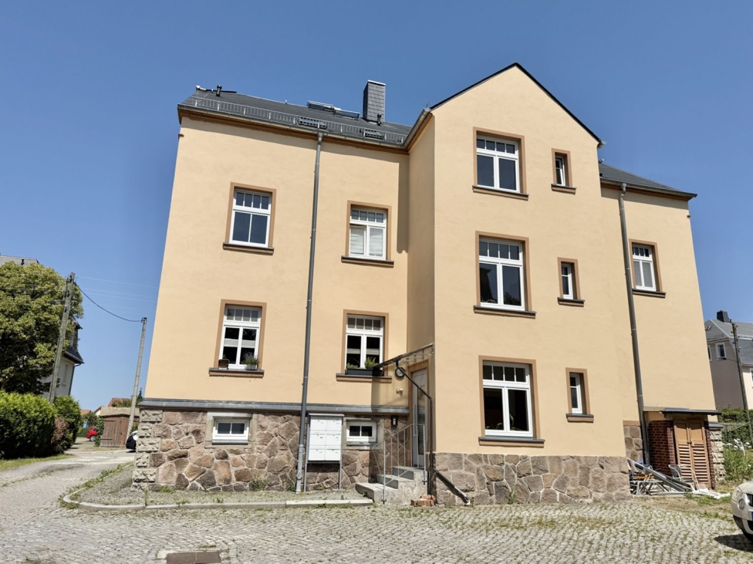 2 Raum • alles NEU • moderner Grundriss • Dachgeschoss • ruhige Lage • Stellplätze • mal anschauen ?