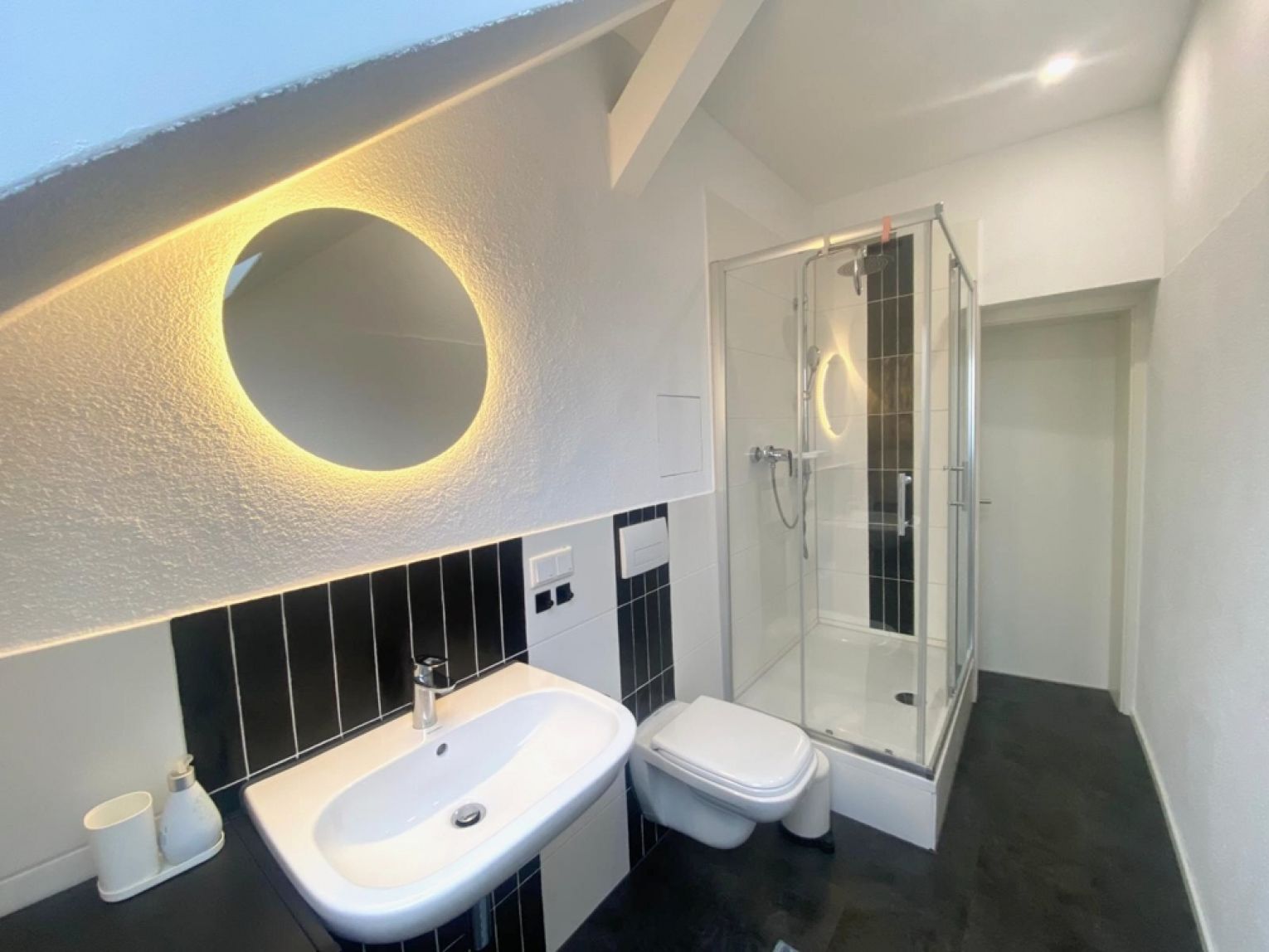 Einbauküche • Kaßberg • Single- / Studentenwohnung • 2-Raum Wohnung • Dachgeschoss • MÖBLIERT