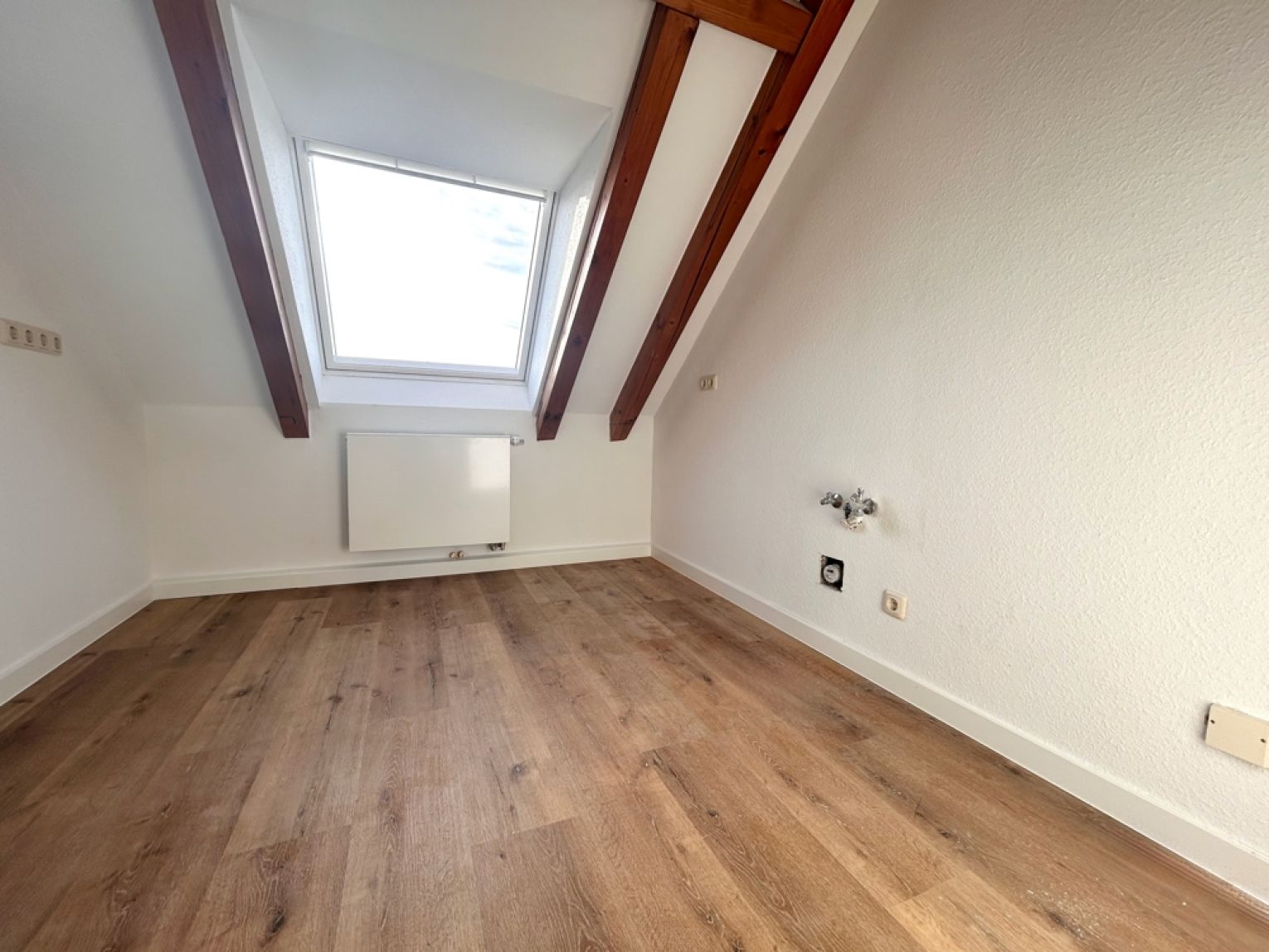 ERSTBEZUG • 4 Zimmer • Dachgeschoss-Wohnung • Balken und Schrägen • mit Carport • in Schönau