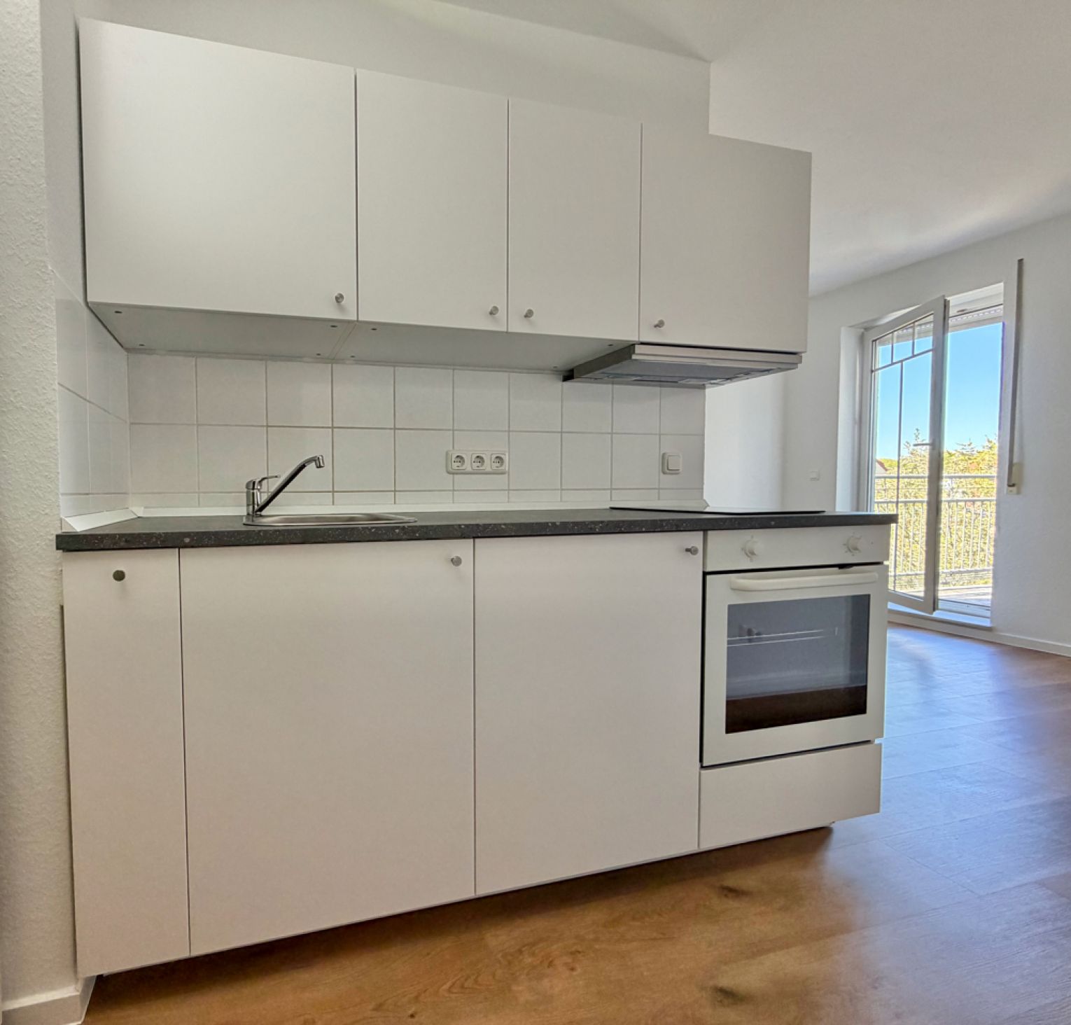 Dachterrasse • Einbauküche • 1 Zimmer • Uni nah • Wohnung • zur Miete • in Chemnitz • sei schnell !