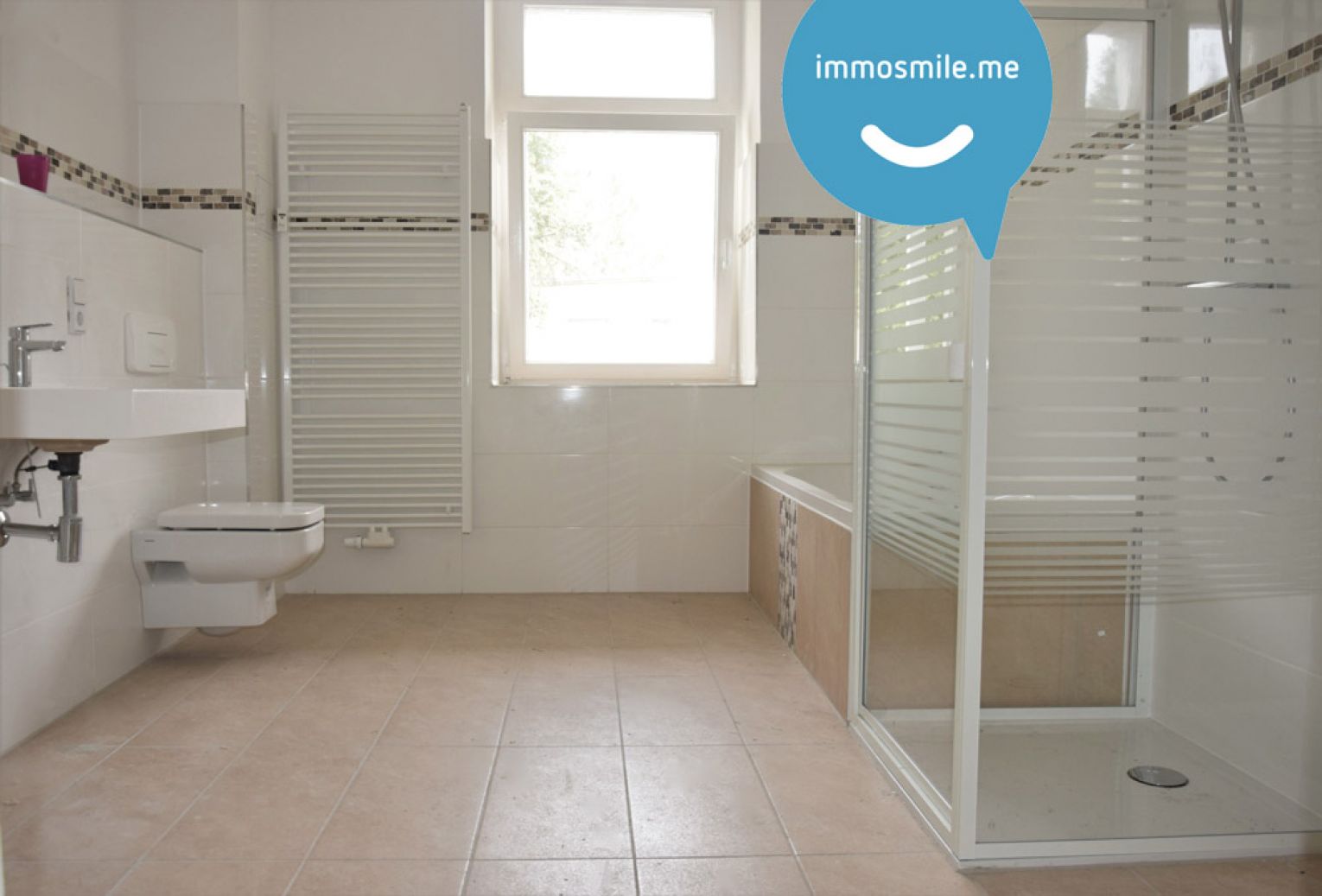 Tageslichtbad mit Wanne und Dusche • modernes Laminat • Abstellraum • Gartenmitbenutzung