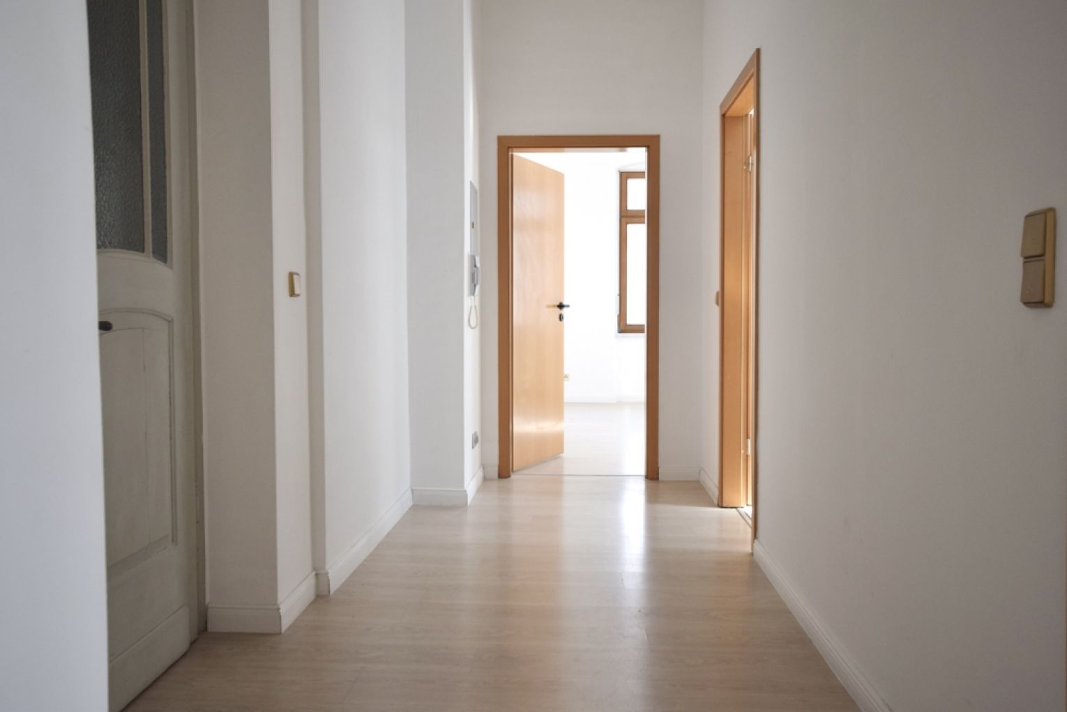 2 Zimmer • Bad mit Fenster • Einbauküche • hell & sonnig • Haus mit Aufzug • Was will man mehr :-) - Foto 3