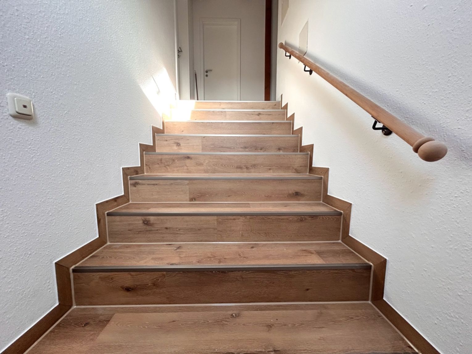 ERSTBEZUG • 4 Zimmer • Dachgeschoss-Wohnung • Balken und Schrägen • mit Carport • in Schönau