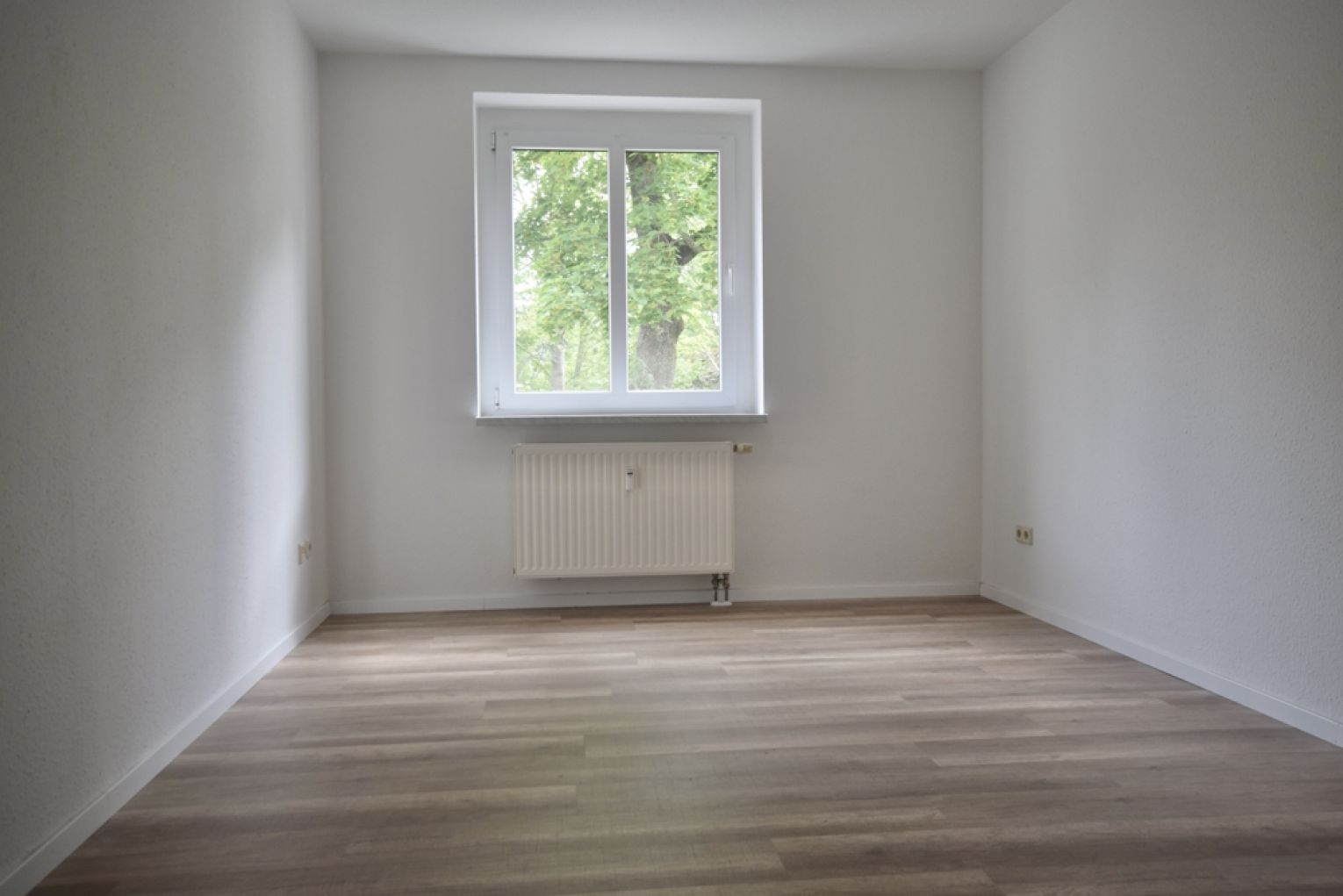 3-Zimmer Wohnung • renoviert • Balkon •  Bad mit Wanne und Fenster • Laminat • gleich anschauen!?
