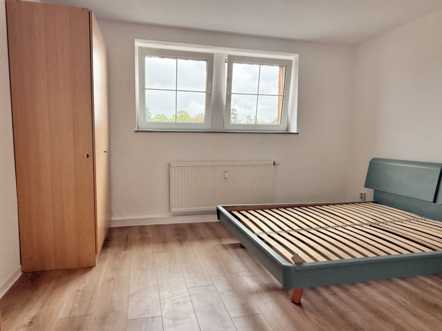 53 qm im Dachgeschoss • Laminat • 2-Zimmer • Einbauküche • Wanne & Dusche • optional teilmöbliert!