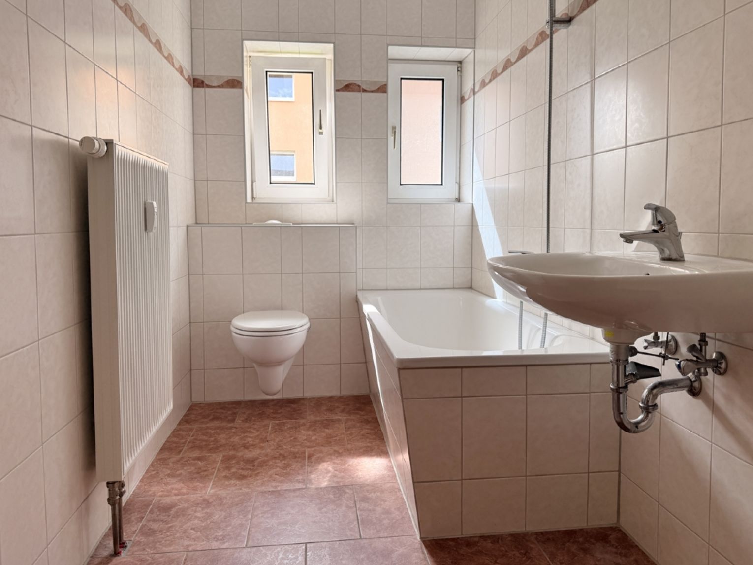 Tageslichtbad mit Wanne • 2 Zimmer • am Heimgarten • Balkon • Top-Preis! • Neues Laminat