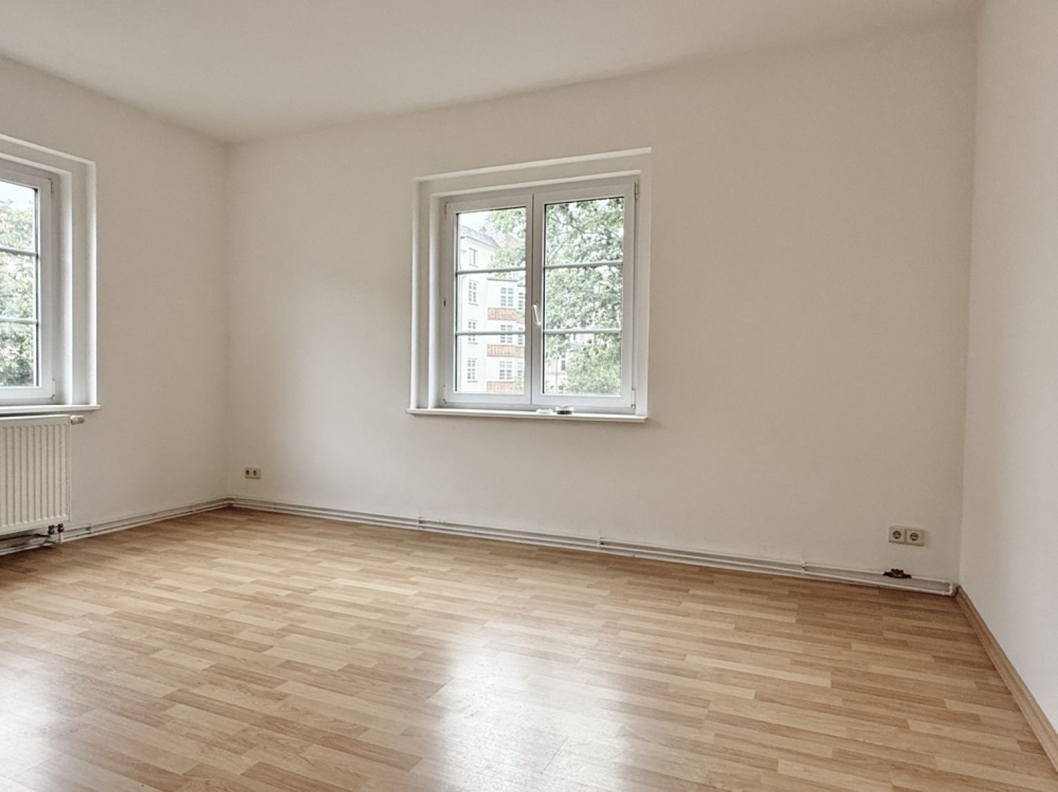 2-Zimmer Wohnung • Einbauküche • Laminat • Tageslichtbad mit Wanne • Stellplatz • Kaßberg • TOP