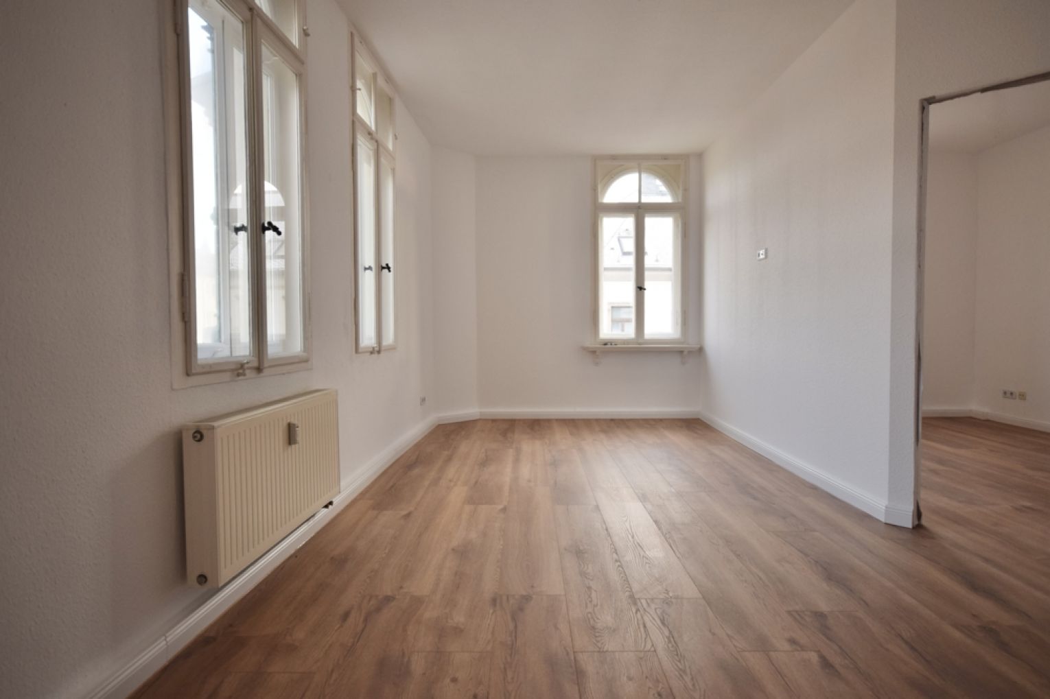 3-Raum in Chemnitz • separates WC • Laminat • imposante Jugendstilvilla • Altbau • mit Einbauküche!