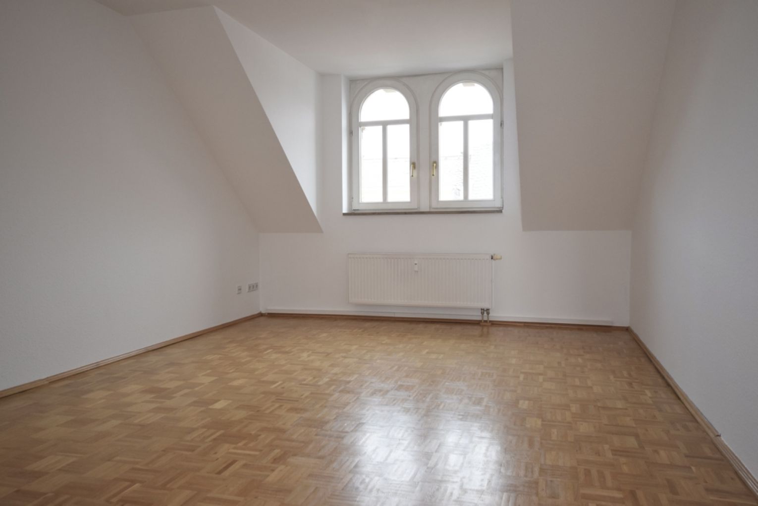 Kaßberg • 3 Zimmer • Balkon • Parkett • Bad mit Wanne • Aufzug • Dachgeschoss-Flair • Anschauen !?