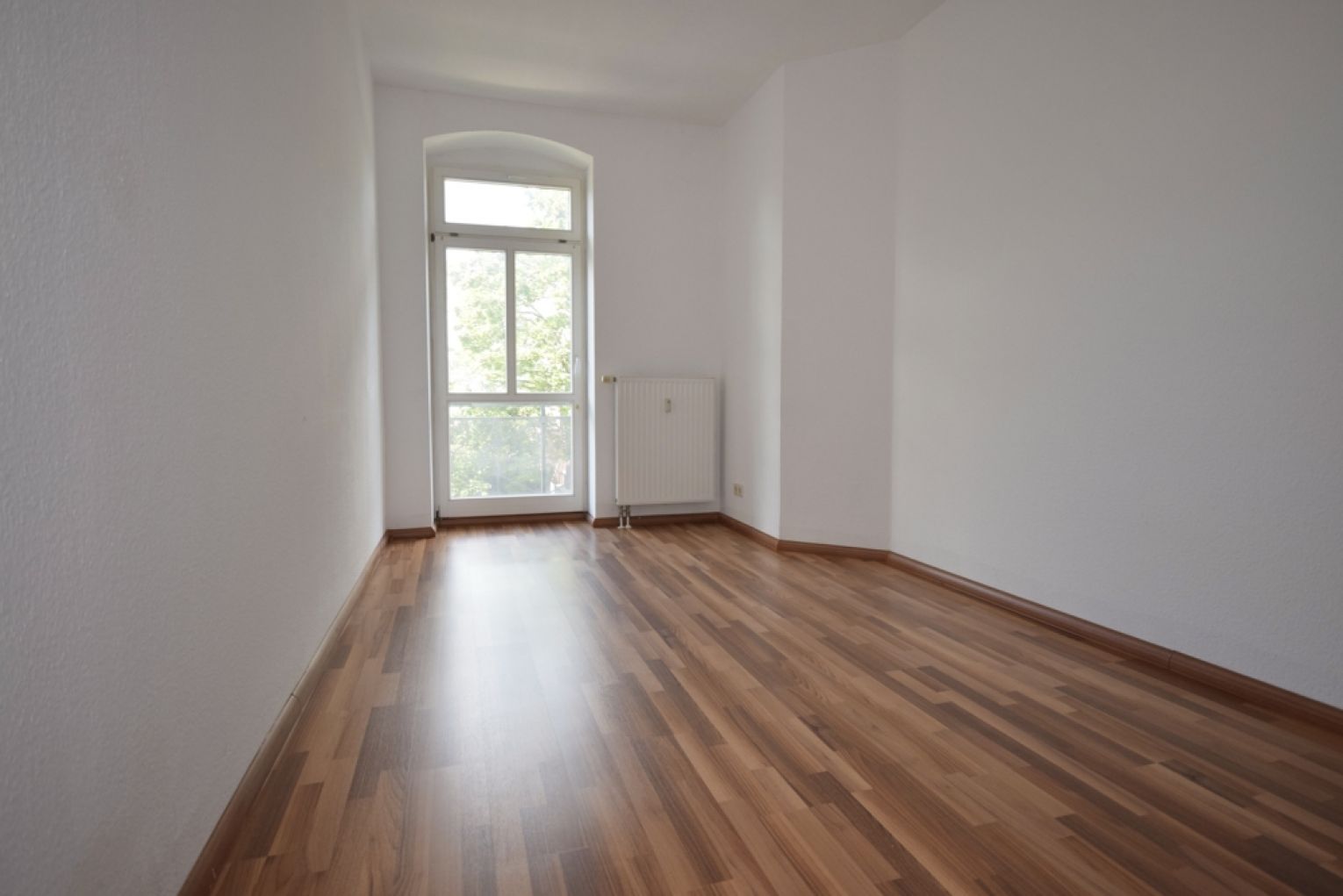 2-Zimmer • Einbauküche • 2 Balkone • Laminat • großes Wohnzimmer • Kaßberg • jetzt anschauen!