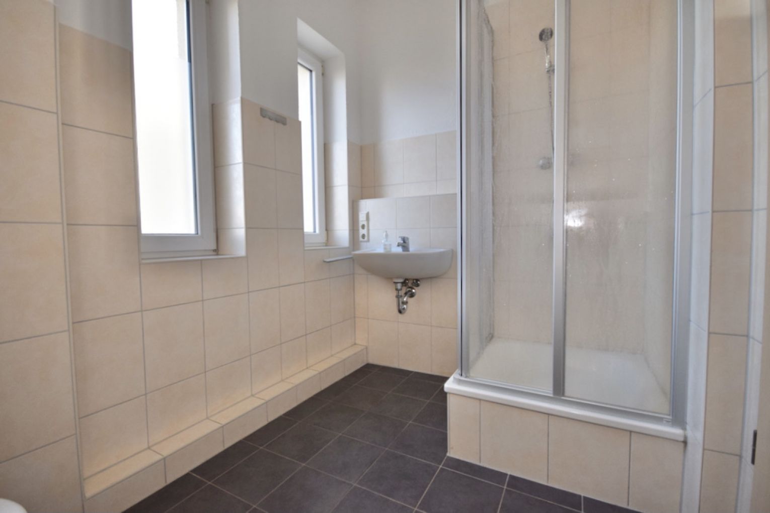 Uninah • 4 Zimmer • modernes Tageslichtbad mit Dusche • sonnig • Laminat • jetzt zugreifen !