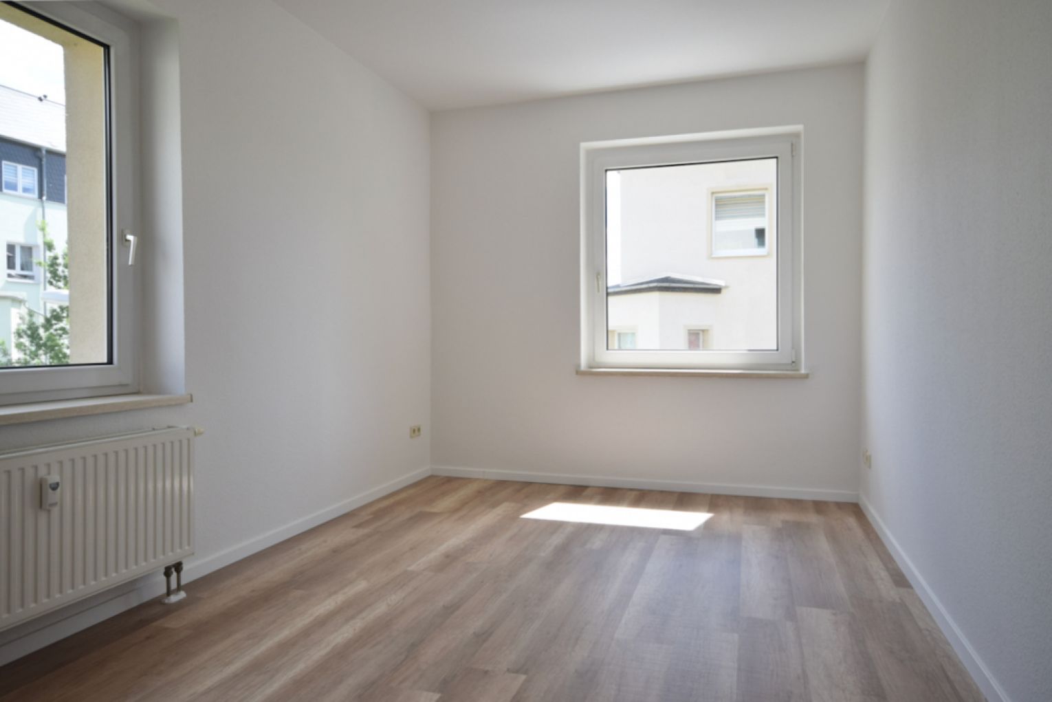 2 Zimmer • in Zeißigwaldnähe • Balkon • Laminat • Haus mit Wärmedämmung • optionale TOP-Einbauküche
