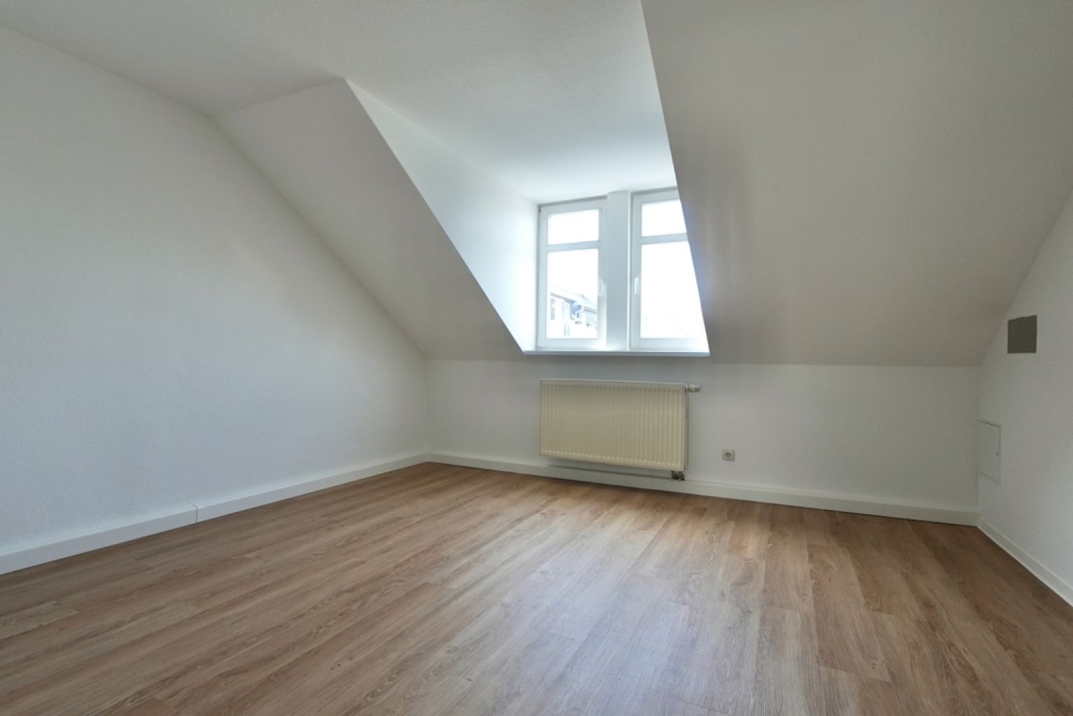 3 Zimmer • Dachgeschoss • Maisonette • mit Einbauküche • in Bernsdorf • jetzt mieten