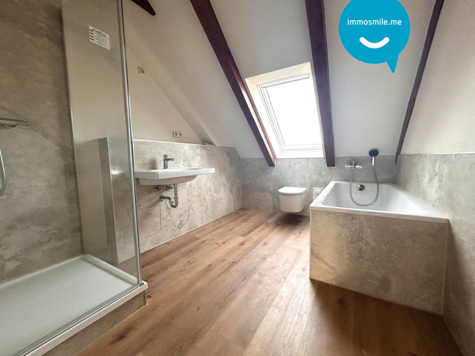 ERSTBEZUG • 4 Zimmer • Dachgeschoss-Wohnung • Balken und Schrägen • mit Carport • in Schönau