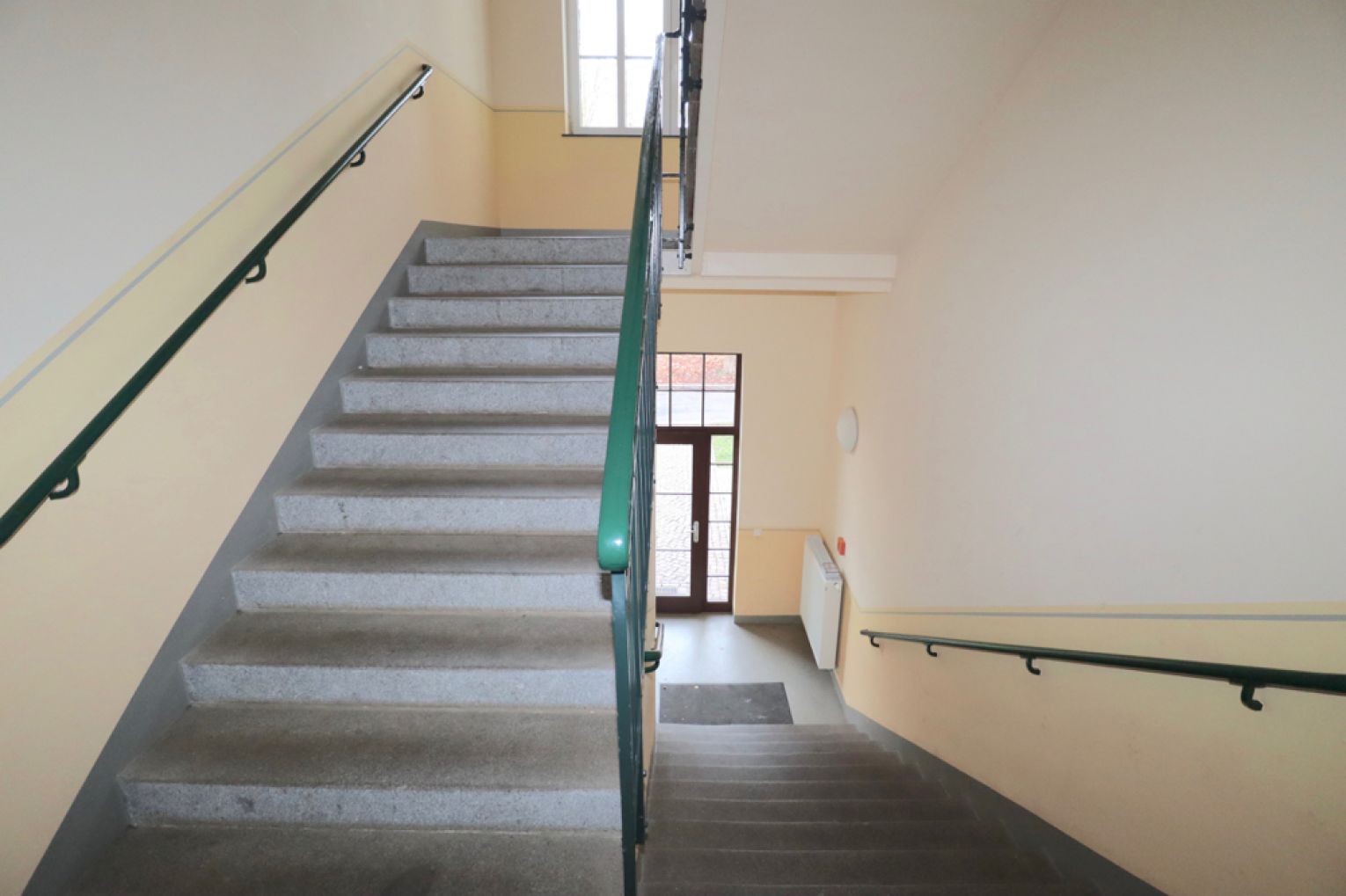 Ebersdorf • 2 Zimmer • Sonnenbalkon • Bad mit Wanne und Dusche • Stellplatz • Aufzug • TOP 