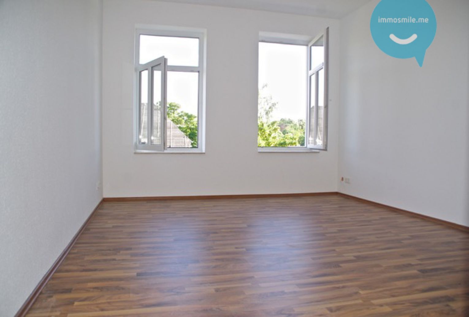 3-Raum • Fussbodenheizung • Südbalkon • Tageslichtbad • Stellplatz • Nussbaumlaminat • Anschauen 