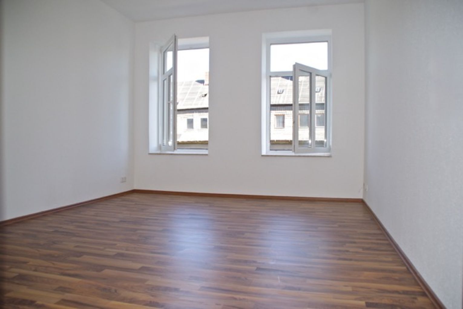 Balkon • 4-Raum • Fussbodenheizung • Bad mit Eckwanne • Stellplatz • Laminat • Wärmedämmung • TOP!