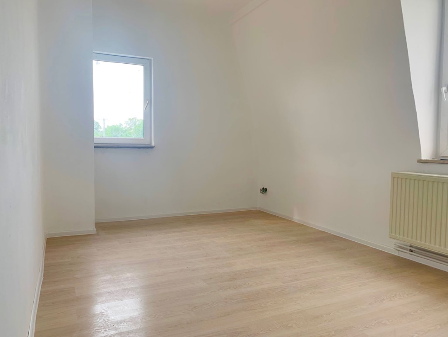Tageslichtbad • 130 qm • modernes Laminat • 4-5 Zimmer • in Meerane • Mieten !?