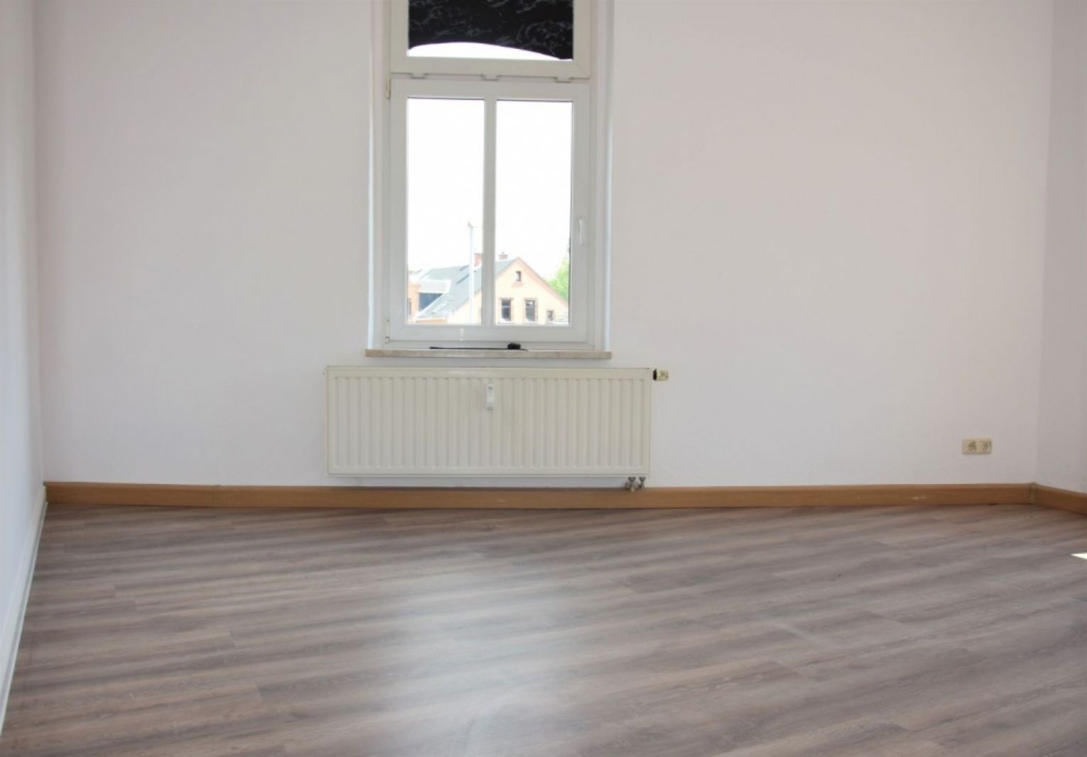 4-Zimmer • Schönau • Bad mit Fenster und Wanne • Laminat • Wohnküche • Garage • schnell anschauen !