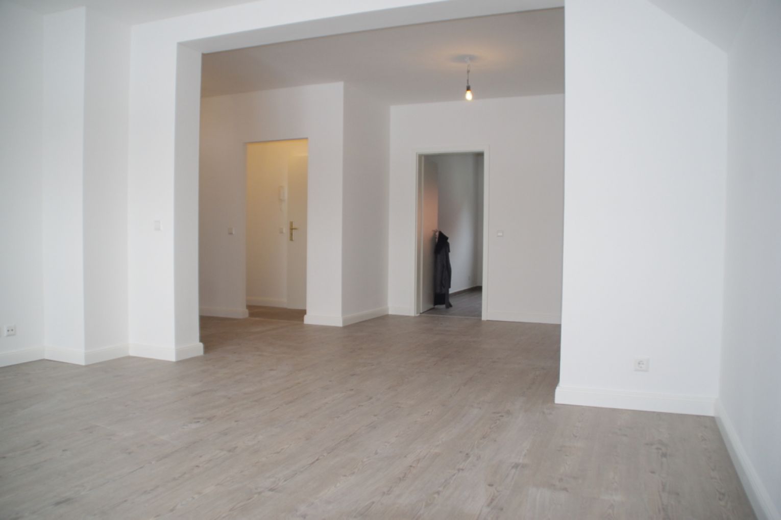 Riesen-Balkon • 3-Zimmer • große Wohnküche • großes Wohnzimmer • Gäste-WC • Wanne & Dusche • begehrt