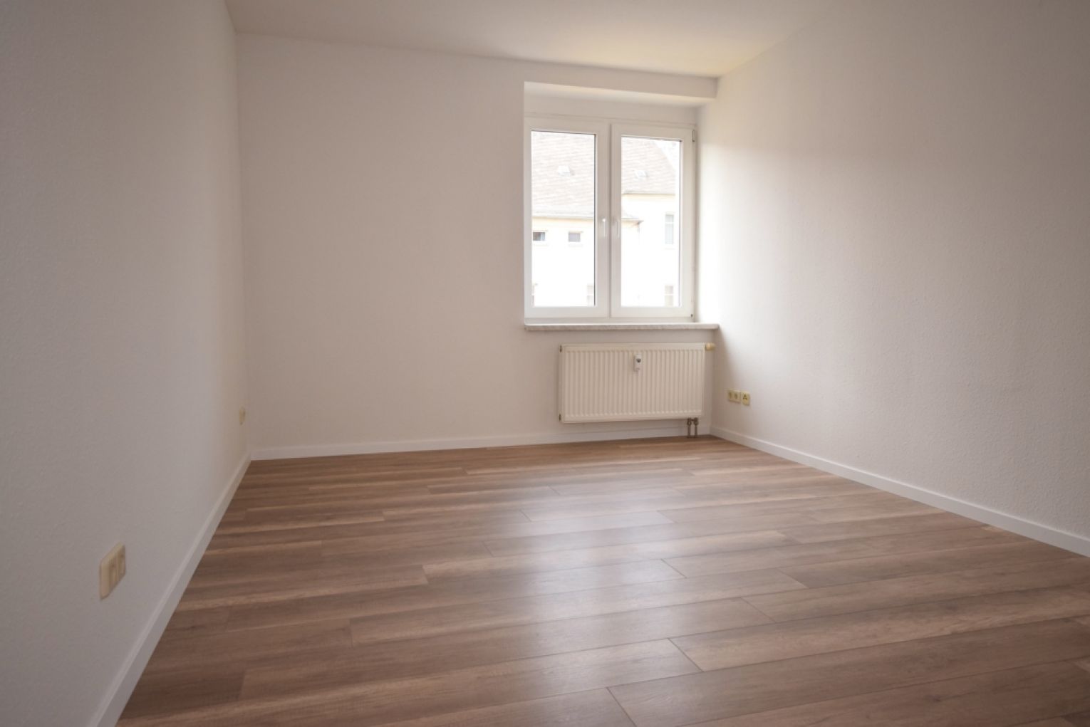 TOP • Laminat • 5-Zimmer • Laminat  • 2 Bäder mit Wanne & Fenster • gleich anschauen • Chemnitz
