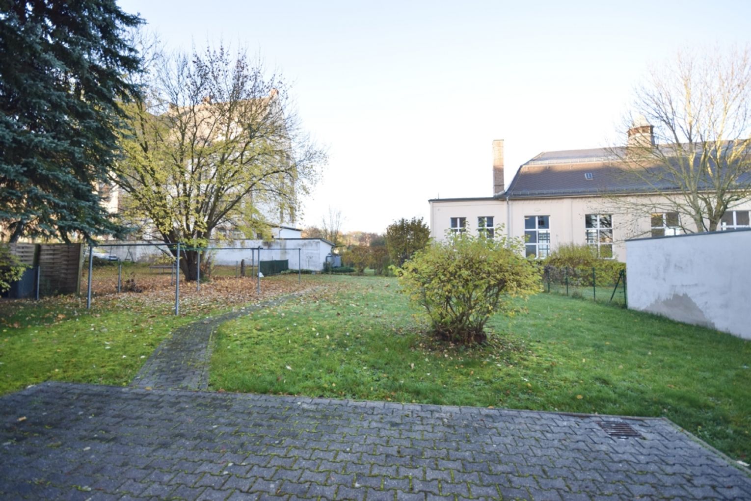 2-Raum • Einbauküche •  Gartenmitbenutzung  • Laminat • ruhige Lage • Altendorf • mal anschauen?