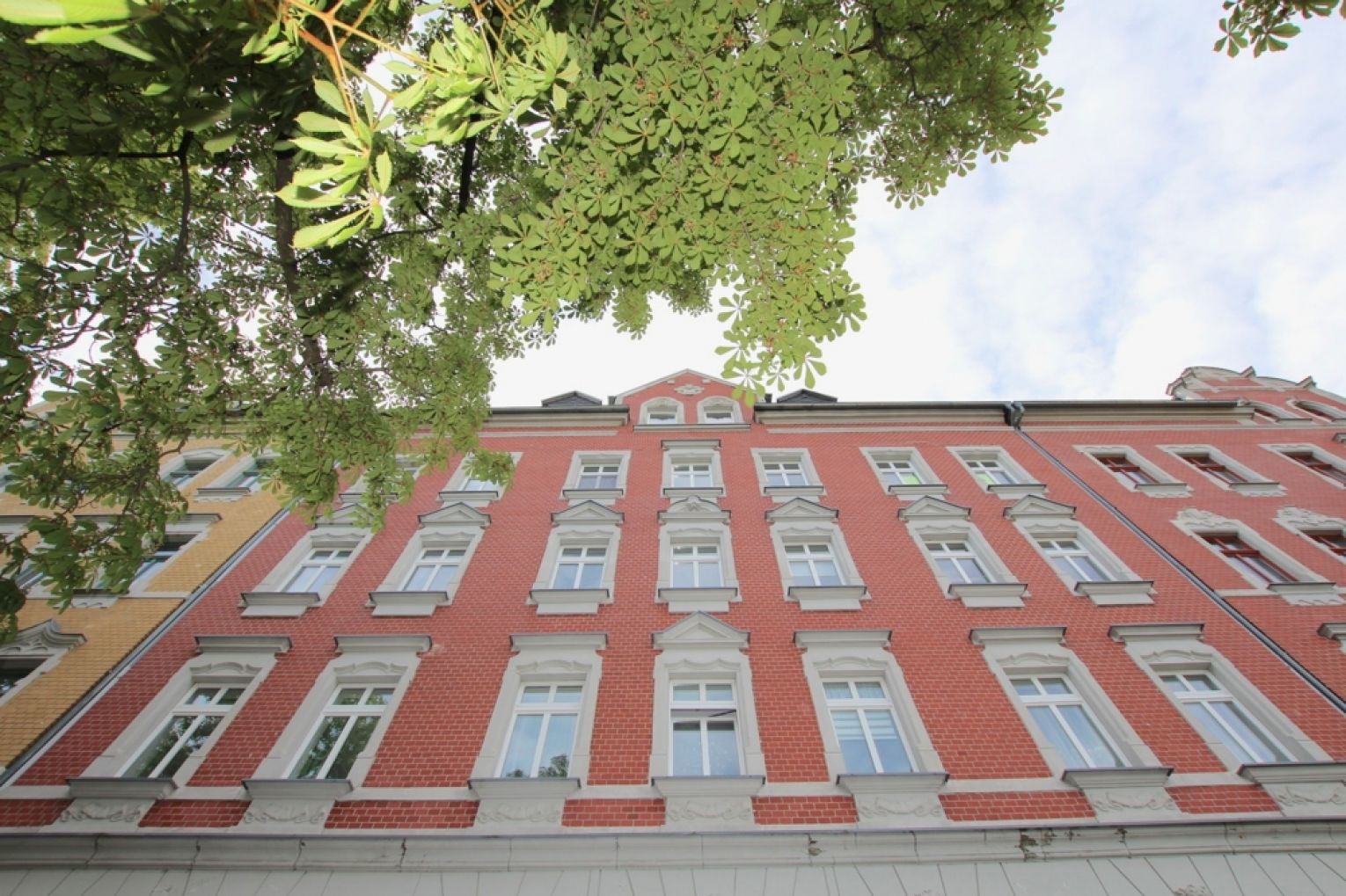 2 Zimmer • Bad mit Wanne, Dusche und Fenster • großer Balkon • modernes Laminat • in Hilbersdorf