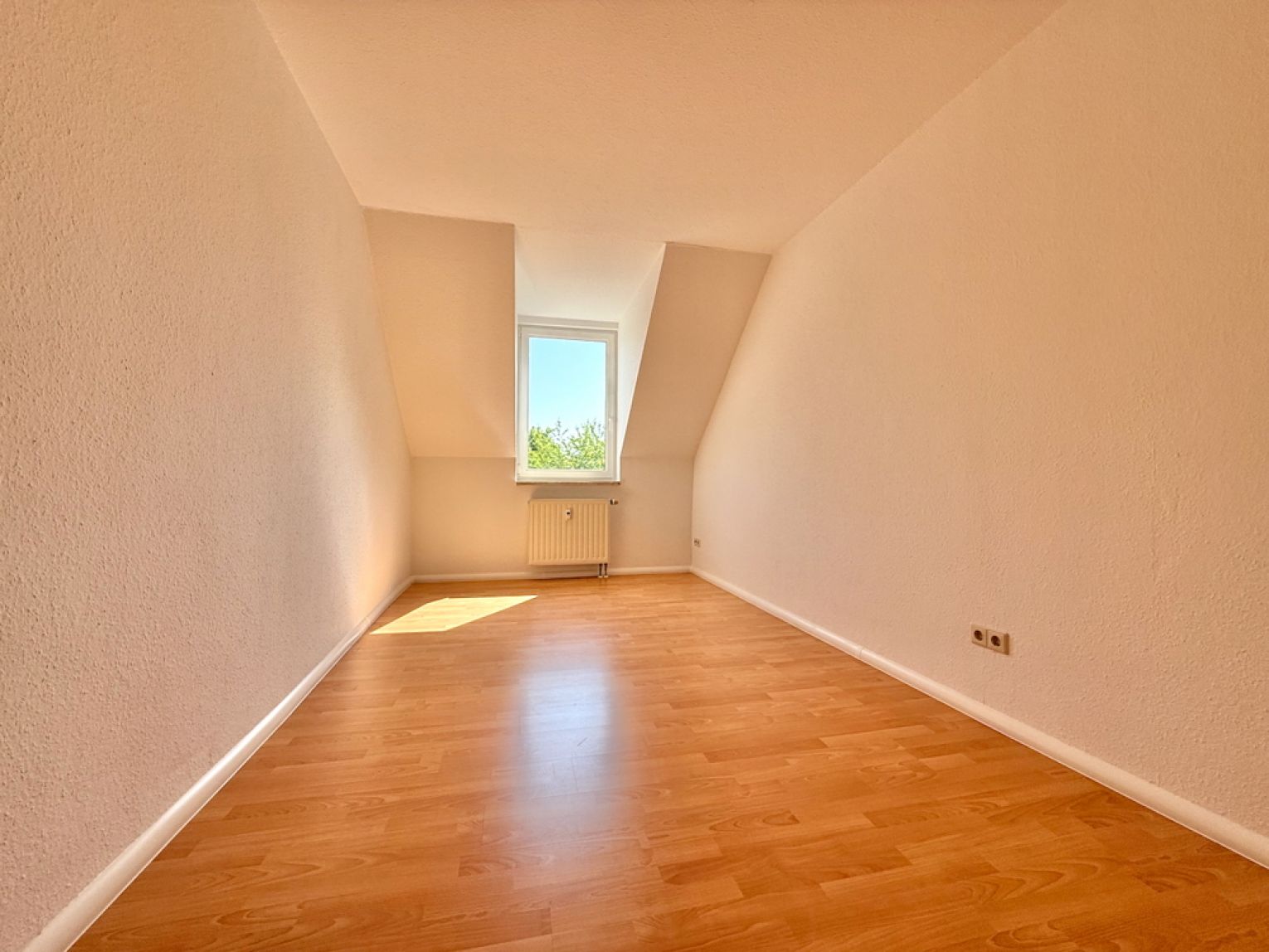 Gablenz • 2-Raum Wohnung • Dachgeschoss • Wanne • in Chemnitz • Studentenviertel • Nahe Uni • mieten