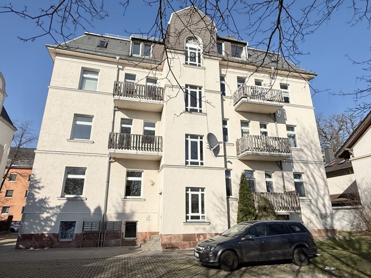 3-Raum • Dachgeschoss • schöner Grundriss • Bad mit Wanne • modernes Laminat • gepflegtes Haus