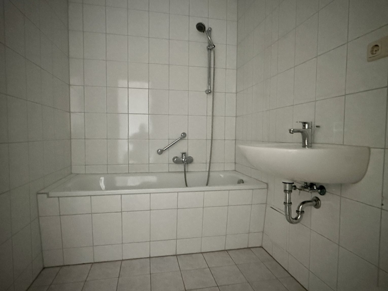 Mal was Anderes • 2 Zimmer • neues Laminat • offene Küche • Haus mit Aufzug • Balken-Flair • TOP!