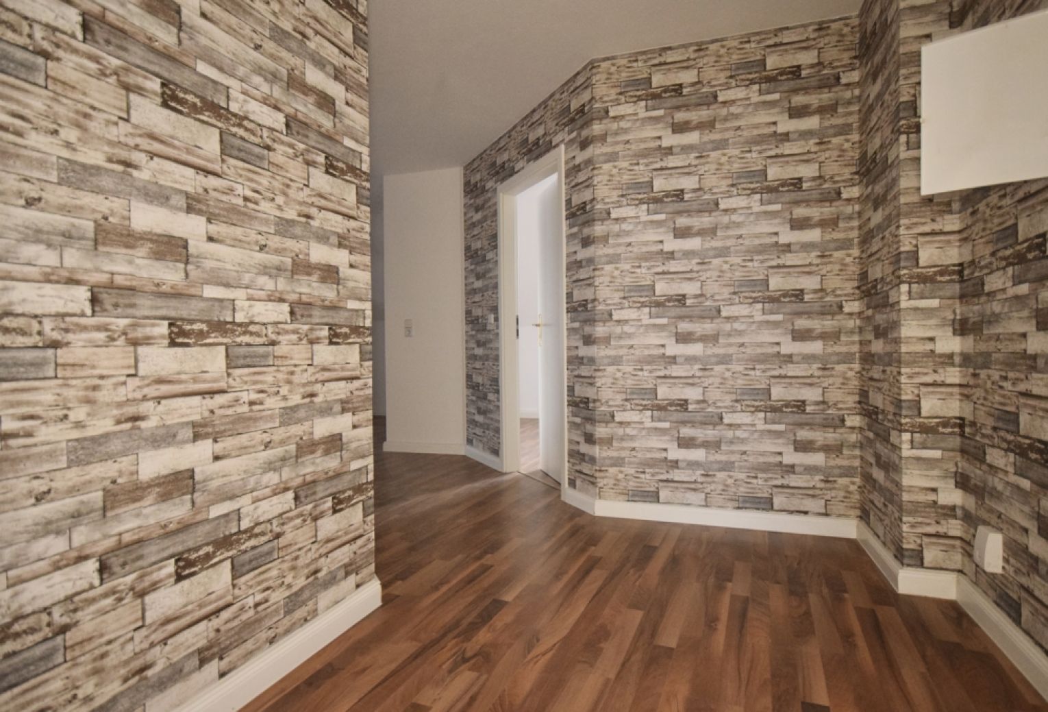 Laminat • 2 Zimmer • schicke Dekortapete • Einbauküche • offene Küche am Wohnzimmer • jetzt ansehen?