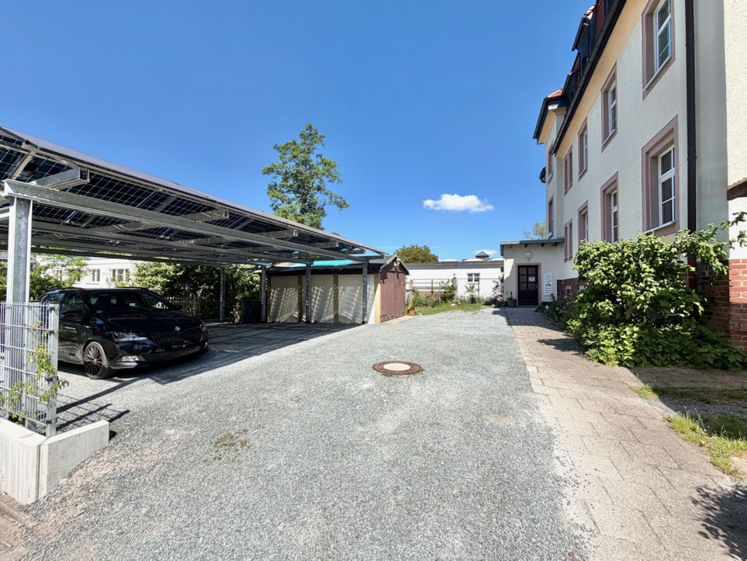 ERSTBEZUG • 4 Zimmer • Dachgeschoss-Wohnung • Balken und Schrägen • mit Carport • in Schönau