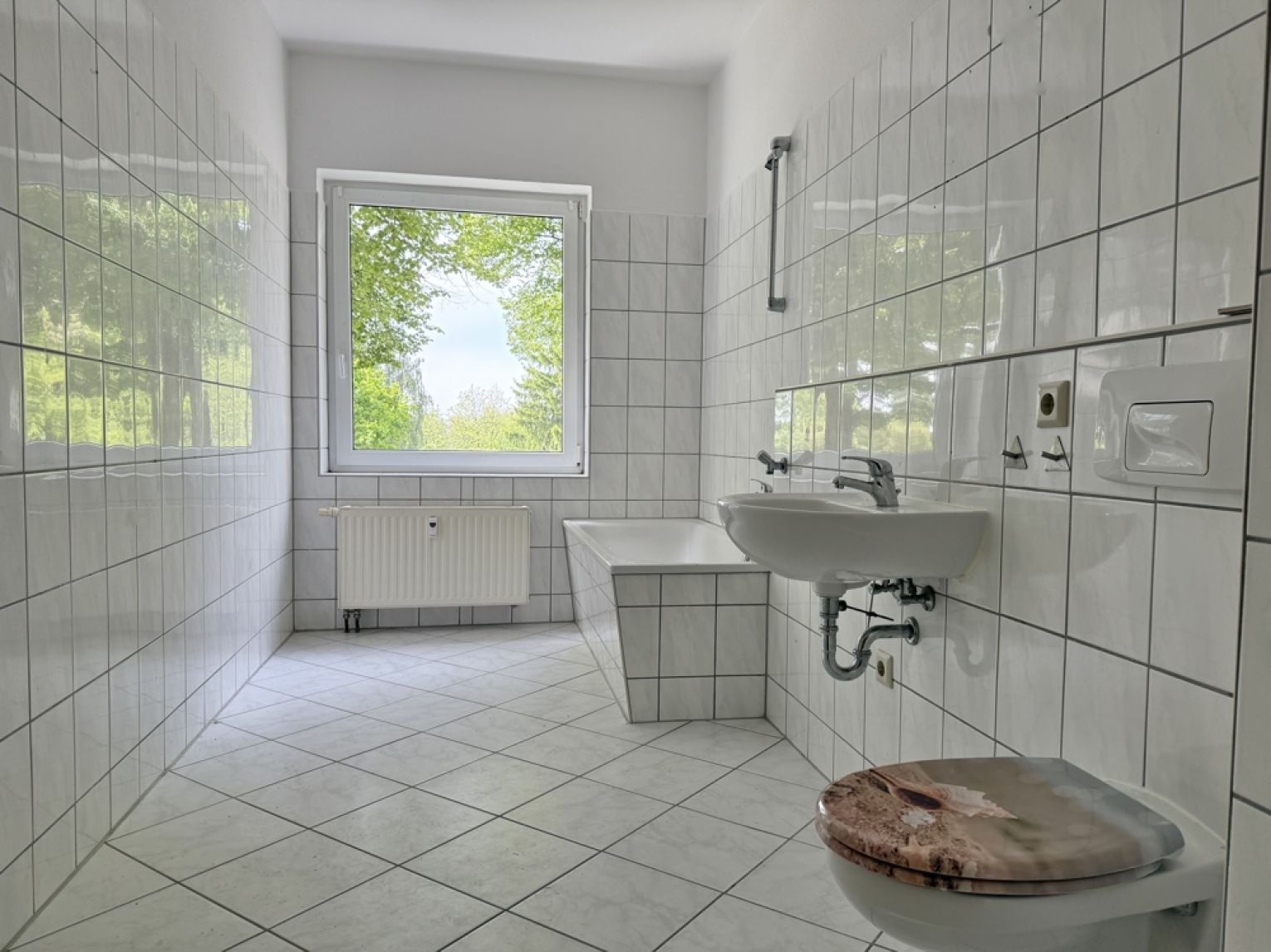 2-Raum • ruhige Lage • Chemnitz • mit Balkon • viel Grün • Laminat • Tageslichtbad • Anmieten!