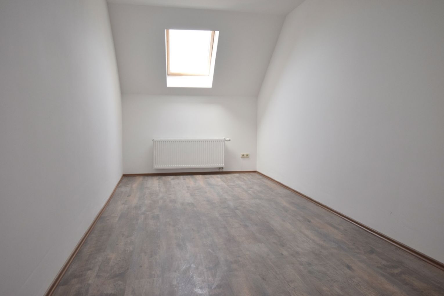 4 Zimmer • Bad mit Fenster, Dusche und Wanne • Dachgeschoss • Laminat • mit Balken • zentrumsnah