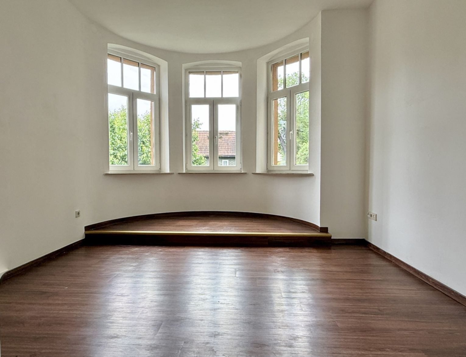 3-Zimmer • Runderker • Bad mit Fenster und Wanne • Laminat • Stadtvilla • Stellplatz