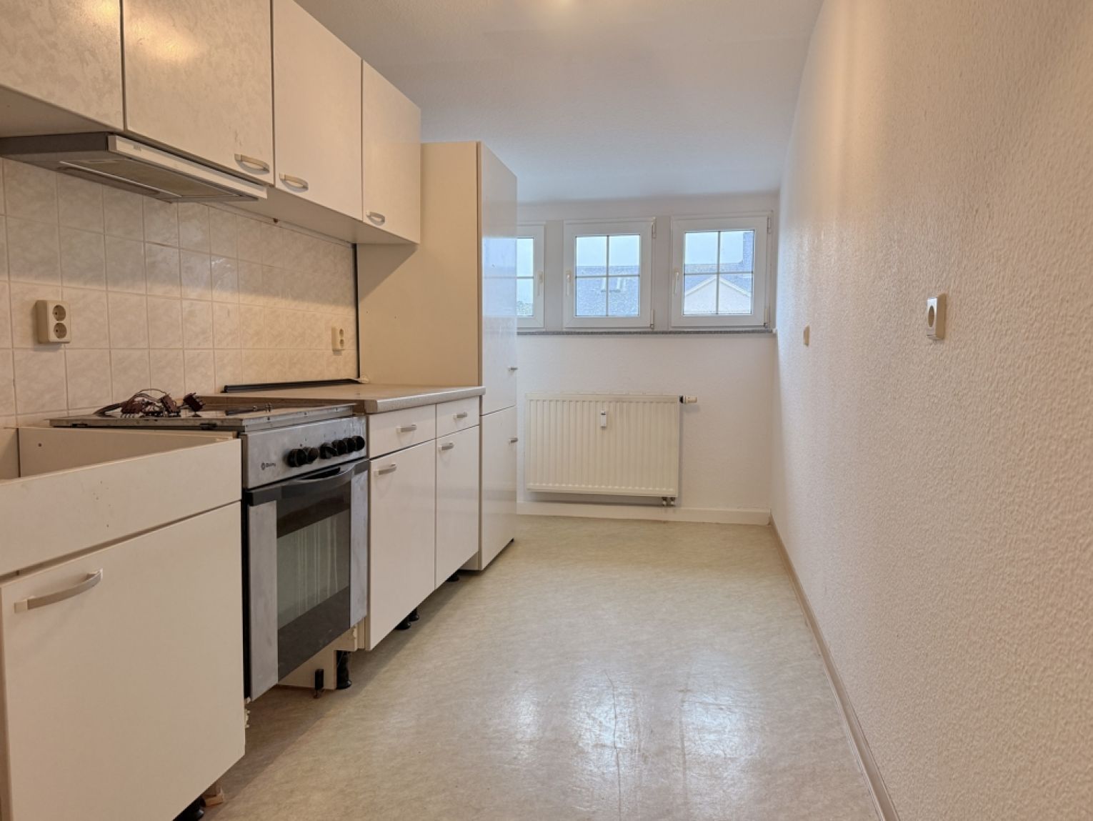 53 qm im Dachgeschoss • Laminat • 2-Zimmer • Einbauküche • Wanne & Dusche • optional teilmöbliert!
